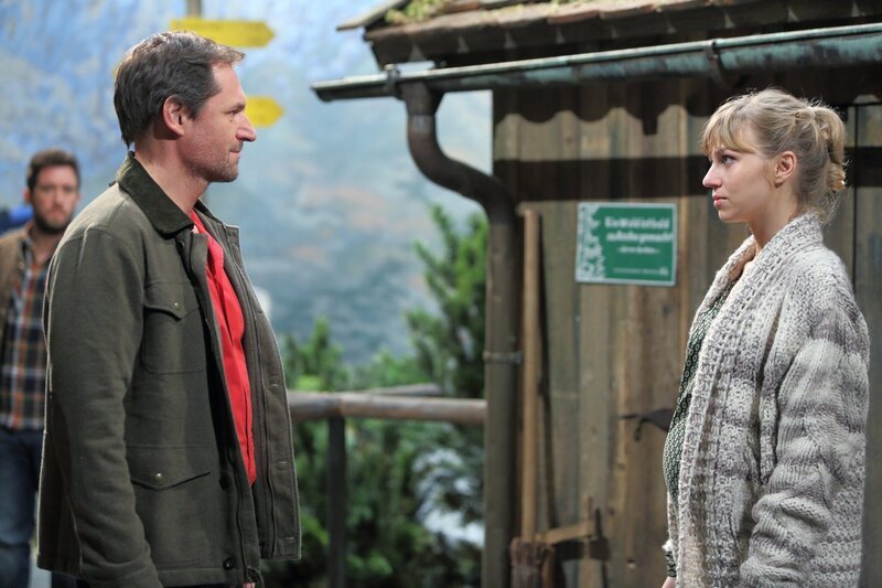 Doch nicht nach Australien ausgewandert! Papa Ludwig (Winfried Frey) ist froh, seine schwangere Tochter Julia (Teresa Rizos) wiederzusehen. – Bild: BR/​Sessner