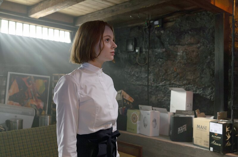 Ellen (Molly Mitchell) bleibt verwundert im Weinkeller zurück. So abweisend kennt sie Rósa gar nicht. – Bild: Jónatan Grétarsson