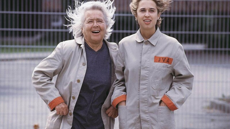 Mutz (Brigitte Renner, li.) und Katrin (Tanya Neufeldt) beobachten den herannahenden Helikopter, der Katrin zur Flucht verhelfen soll. – Bild: RTL Deutschland