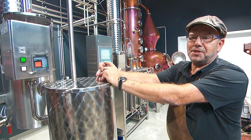 Destillateurmeister Arndt Weßel verarbeitet Obst aus dem Alten Land in seiner Edelbrennerei zu Schnaps. – Bild: NDR/​MfG-Film
