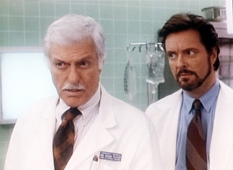 Dr. Sloan (Dick Van Dyke, l.) spielt mit dem Schauspieler Lyle (Ian Ogilvy, r.) eine Rolle in einer Ärzteserie. – Bild: Sat.1 Gold