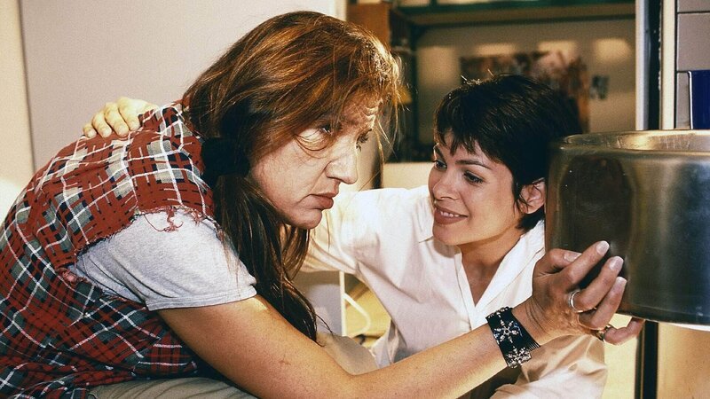 Walter (Katy Karrenbauer, li.) erfährt von Susanne (Cheryl Shepard), dass sie Hafturlaub bekommen hat. Sie kann es noch gar nicht fassen … – Bild: RTL