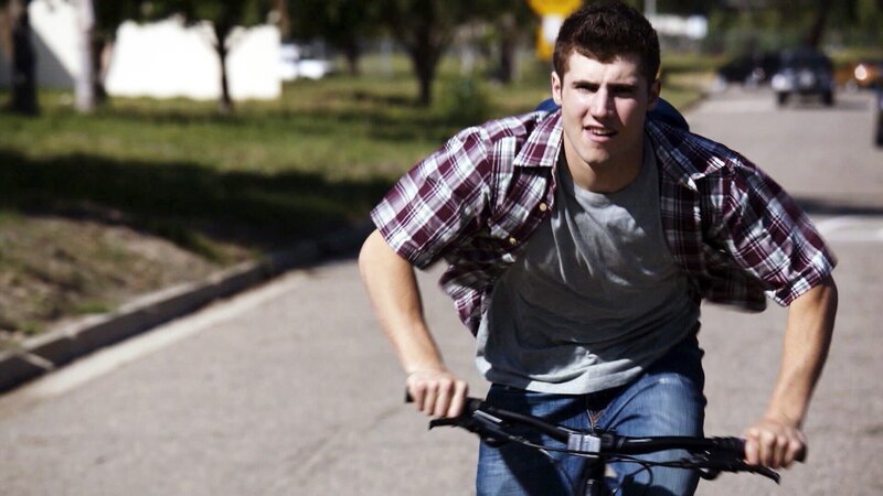 Ein Radfahrer rast ohne Rücksicht auf Verluste eine Straße entlang. Kurz darauf wird er von einer Explosion in Stücke gerissen. Welches Geheimnis verbirgt der junge Radfahrer Robert Hall? – Bild: MTVNOW