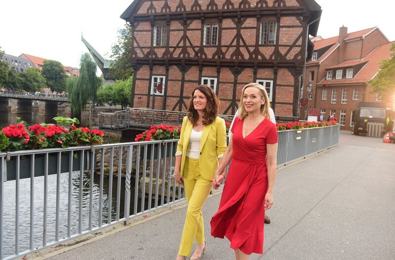 Doppelt betrogen: Mona (Jana-Hora Goosmann, r.) und Tatjana (Judith Sehrbrock, l.) kämpfen sich ihren Glauben an die Liebe zurück, nachdem auffliegt, daß sie seit Jahren von demselben Mann betrogen wurden – und werden Freundinnen. Szene aus dem Vorspann zur 18. Staffel Rote Rosen. – Bild: ARD/​Nicole Manthey /​ ARD-Programmdirektion