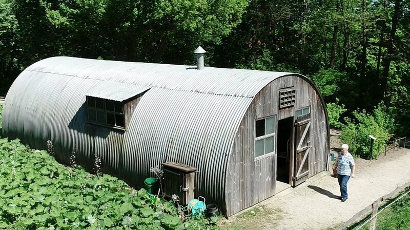 Eine Nissenhütte im Freilichtmuseum Kiekeberg. Nach der Ausbombung lebten Tausende Norddeutsche in solchen Blechhütten. – Bild: NDR/​Marion Stalder