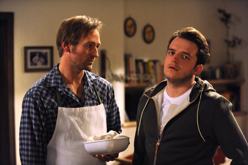 Gregor sucht das Gespräch mit Flori, doch der schaltet auf stur. Von links: Gregor (Holger M. Wilhelm) und Florian Brunner (Tommy Schwimmer). – Bild: BR/​Marco Orlando Pichler