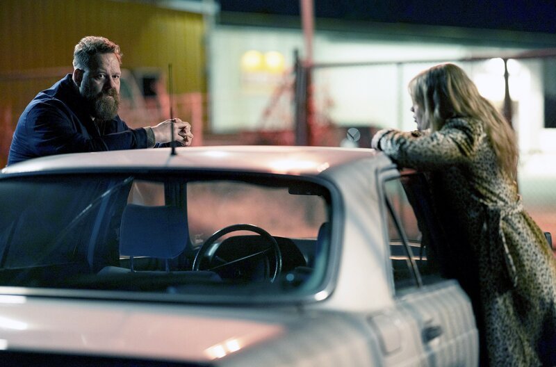 Um an genug Geld zu gelangen, schlägt Marý (Hera Hilmar) einen einmaligen Coup vor: eine Drogenlieferung von Styrmir abzufangen. Doch die Situation eskaliert und Jónas (Ólafur Darri Ólafsson) muss die hoch riskante Aktion allein durchziehen. – Bild: Jónatan Grétarsson