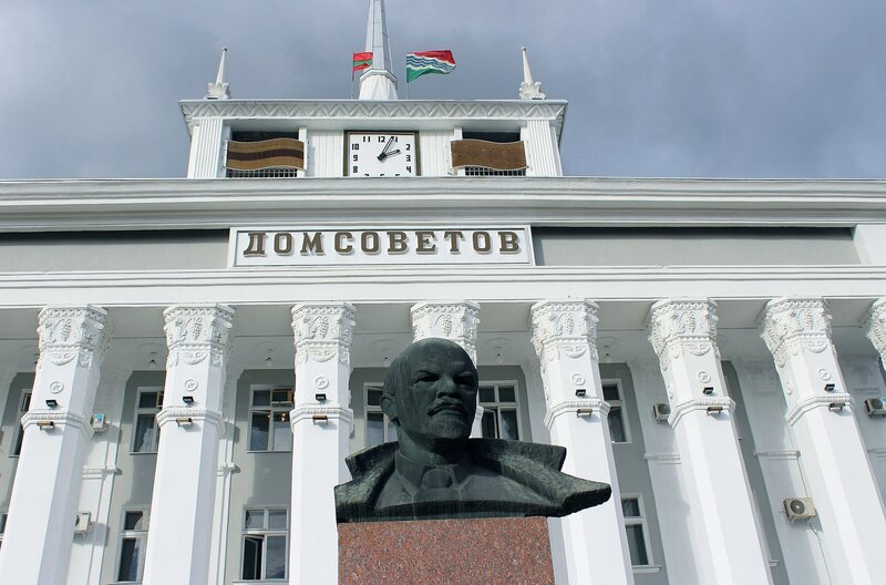 Das Rathaus von Tiraspol mit transnistrischer Flagge. Zwar völkerrechtlich Teil der Republik Moldau, führt die Region Transnistrien eigene Regierungsgeschäfte und unterhält enge Beziehungen zu Russland – politisch, wirtschaftlich und militärisch. – Bild: Wikimedia Commons CC BY 2.0/​William John Gauthier