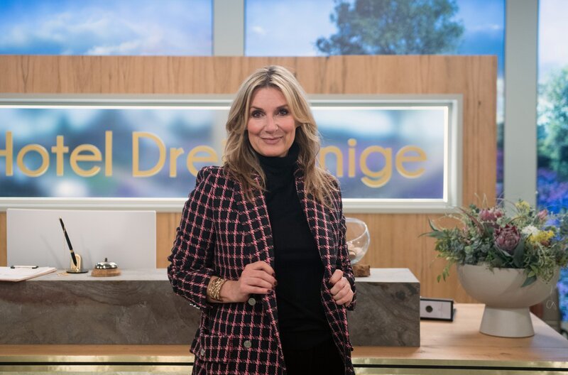 Kim Fisher übernimmt Gastrolle in der ARD-Daily Novela „Rote Rosen“ Die Moderatorin und Sängerin spielt für fünf Folgen Ende Februar eine Boulevard-Journalistin. Kim Fisher ist heute insbesondere als langjährige Gastgeberin der MDR-Talkshow „Riverboat“ bekannt. – Bild: ARD/​Nicole Manthey /​ ARD-Programmdirektion