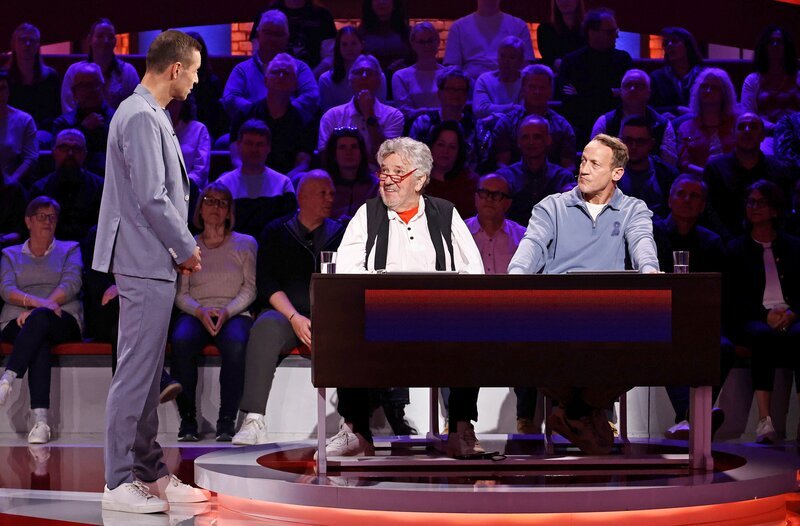 Moderator Kai Pflaume (l.) mit Rateteam-Kapitän Wotan Wilke Möhring (r.) und dem Schauspieler, Moderator, Sänger, Komponist und Buchautor Michael Schanze (M.). – Bild: ARD/​NDR/​UFA SHOW & FACTUAL/​Morris Mac Matzen