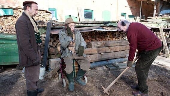 Kuno und Adsche schauen Onkel Krischan beim Graben eines Geheimganges zu. – Bild: NDR