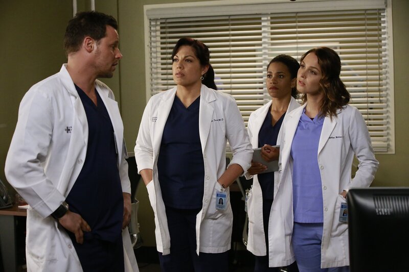 From left to right: Dr. Alex Karev (Justin Chambers), Dr. Callie Torres (Sara Ramirez), Dr. Maggie Pierce (Kelly McCreary), Dr. Jo Wilson (Camilla Luddington) – Bild: American Broadcasting Companies, Inc. All rights reserved. /​ Michael Hassan