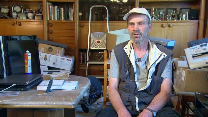 S20E83: Um seine Rente aufzubessern, verkauft Frithjof Altmetall. Über die Jahre hat er allerdings den Überblick über die Massen verloren. Das Trödelteam Otto, Mauro und Sükrü bringen Licht ins Dunkel und frisches Geld in Frithjofs Portemonnaie. – Bild: RTLZWEI