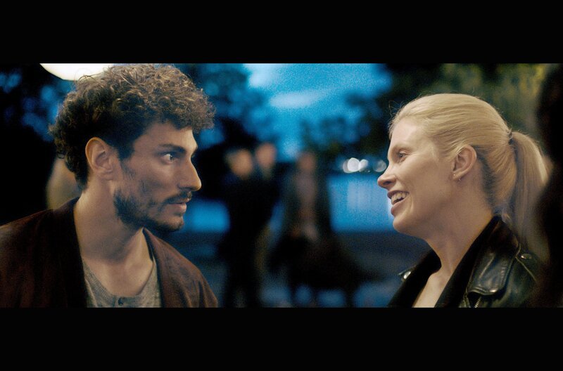 Glücklich verliebt: Robert (Nicola Perot) und Saara (Saara Kotkaniemi) genießen die gemeinsame Zeit auf einer Feier. Doch immer wieder gefährden Unsicherheiten die lockere Stimmung. – Bild: StickUp Filmproduktion/​Carmen Treichl