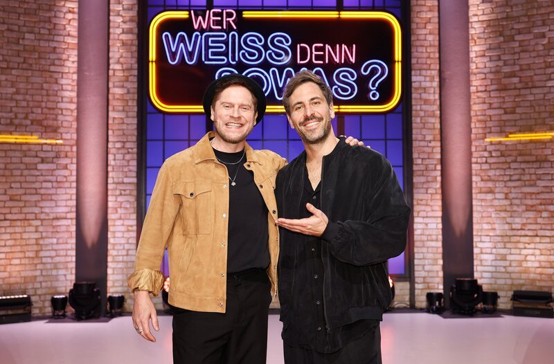 Die Kandidaten dieser Sendung: Sänger und Songwriter Max Giesinger (l.) und Sänger und Songwriter Johannes Oerding (r.). – Bild: ARD/​NDR/​UFA SHOW & FACTUAL/​Morris Mac Matzen