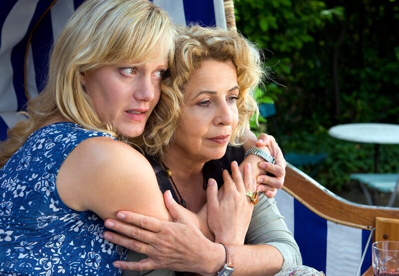 Nike (Anna Schudt, li.) tröstet ihre Mutter Lena (Michaela May). – Bild: ARD Degeto/​Olaf R. Benold