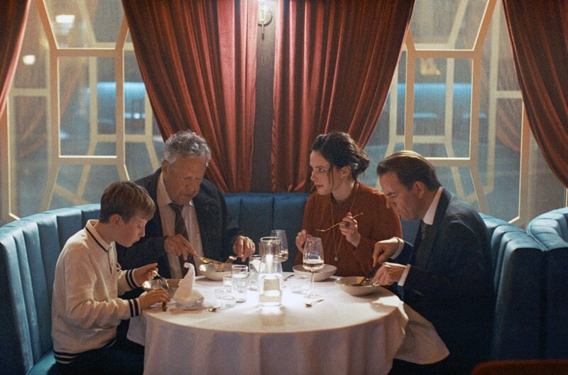 Das Testessen kommt gut an. Jónas’ Familie (Hlynur Atli Harðarson, Þorsteinn Gunnarsson, Lára Jóhanna Jónsdóttir, Guðjón Davíð Karlsson, v.l.) ist geladen und genießt das Menü, während im Kühllager ein ungebetener Gast Unruhe stiftet. – Bild: ARTE F /​ Jónatan Grétarsson