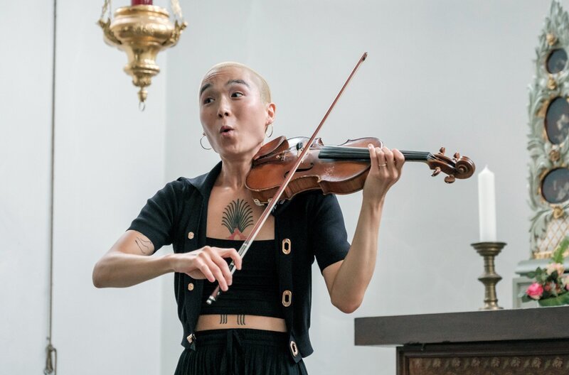 Performance von yuniya edi kwon in Monheim: 16 Musikerinnen und Musiker von Weltformat treffen hier für einige Tage aufeinander, ohne jegliche Vorgaben und gleich vor Publikum. – Bild: Niclas Weber