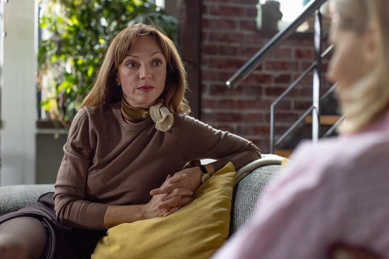 Dana (Viola Wedekind, l.) findet in Stella (Bettine Langehein) unerwartet eine verwandte Seele. – Bild: RTL /​ Dennis-A.Hundt /​ Club der Verliererinnen