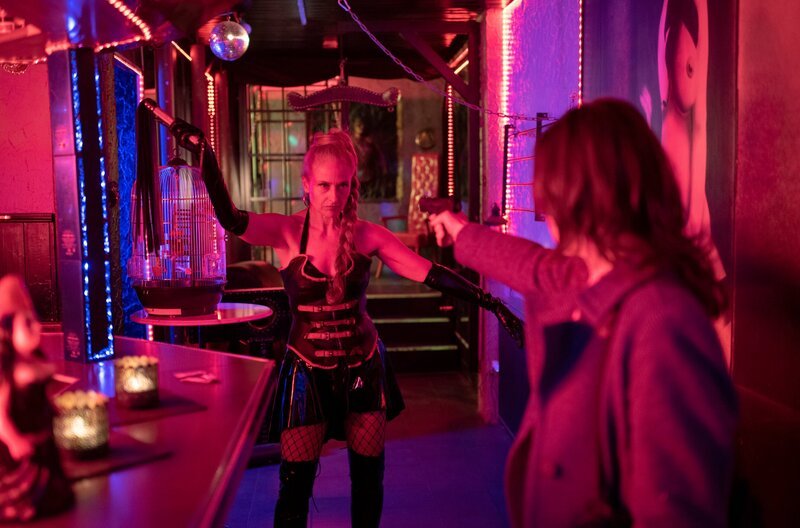 Mit Peitsche und Pistole: Domina Athene Lührsen (Mignon Remé, l.) und Witwe Dorothee Wiese (Sabine Urban, r.) kämpfen um das Aufenthaltsrecht von Wellensittich „Hansi“. – Bild: ARD/​Thorsten Jander