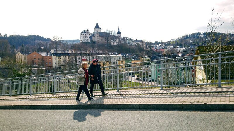 Erzieherin Karin Weigl und das ehemalige Wochenkrippenkind Katja aus Schwarzenberg. Karin Weigl hat Katja oft am Freitagabend mit zu sich nach Hause genommen, wenn ihre Mutter bis Samstag arbeiten musste. – Bild: MDR/Katja Aischmann Erzieherin Karin Weigl und das ehemalige Wochenkrippenkind Katja aus Schwarzenberg. Karin Weigl hat Katja oft am Freitagabend mit zu sich nach Hause genommen, wenn ihre Mutter bis Samstag arbeiten musste. – Bild: MDR/Katja Aischmann