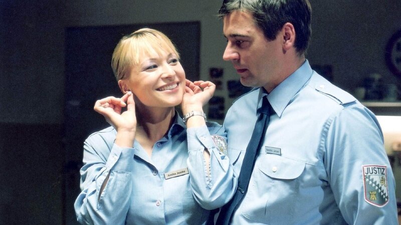 Annika (Sylwia von Wildburg) freut sich über die Ohrringe, mit denen Hendrik (Ulrich Drewes) eigentlich seine Schulden bezahlen wollte … – Bild: MG RTL D /​ Richard Hübner