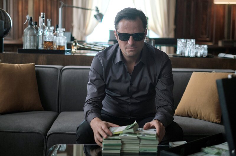 Haller (Philipp Hochmair) will seine Schwester freikaufen. – Bild: ARD Degeto/​Philipp Borzsek