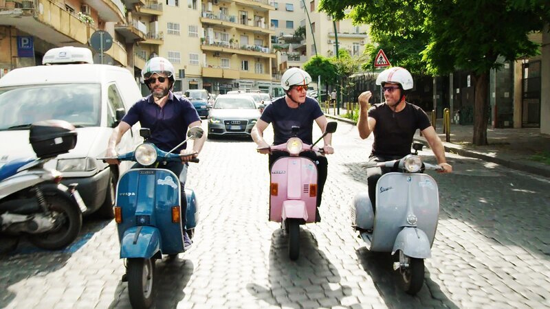 Von links: Fred Sirieix, Gordon Ramsay und Gino D’Acampo sind mit Mopeds auf den Straße von Neapel unterwegs. – Bild: The Italian Job /​