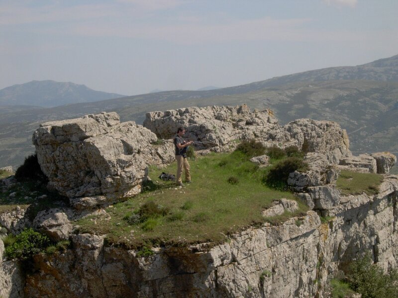 Eine filmische Reise von Sardinien nach Asinara kombiniert die einzigartigen Landschaftsformen der Inseln mit den Bemühungen der Forscher um den Erhalt und die Untersuchung der gefährdeten Mufflon Population Sardiniens. Hier im Bild: ein Biologe auf dem Monte Novo in Sardinien. – Bild: BR