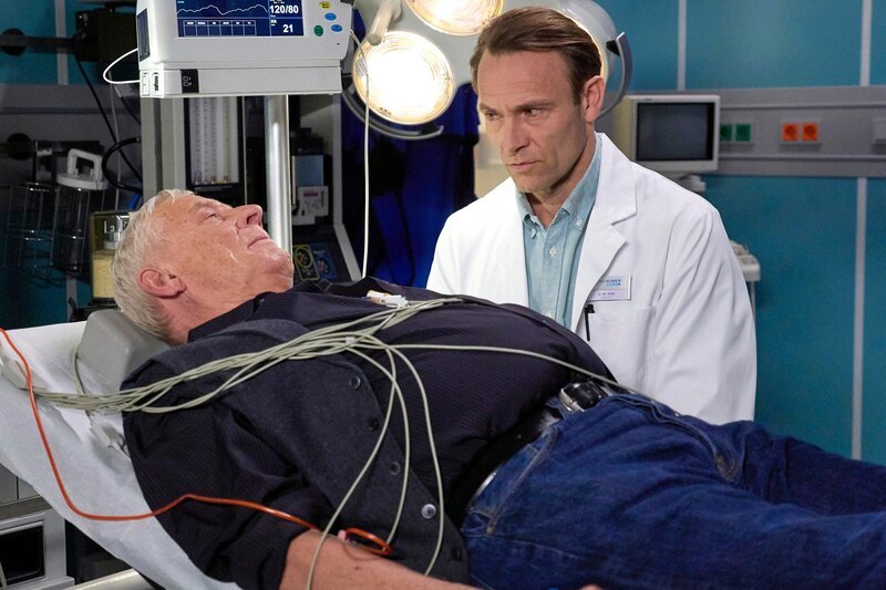 Die Cafeteria hatte einen Wassersschaden und das darunter liegende Labor hat großen Schaden genommen. Auf den ersten Blick alles halb so schlimm – Otto (Rolf Becker, li.) hat die Cafeteria versichert. Doch als Otto diese kontaktiert, muss er erfahren, dass eine Versicherungslücke besteht und die Versicherung den Schaden von etwa 80.000 € nicht übernehmen wird. Kurz darauf bricht Otto zusammen. Sein Sohn Dr. Martin Stein (Bernhard Bettermann, re.) kann Entwarnung geben. Es war nur eine kleine Kreislaufschwäche. Und für die Begleichung des Schadens machen sie sich nun zusammen Gedanken. – Bild: MDR/​Saxonia Media Filmproduktion/​Wernicke