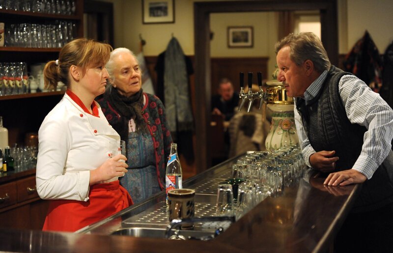 Vroni lässt sich von Schattenhofer nicht beeindrucken. Von links: Veronika Brunner (Senta Auth), Theresa Brunner (Ursula Erber) und Bürgermeister Schattenhofer (Werner Rom). – Bild: BR/​Marco Orlando Pichler