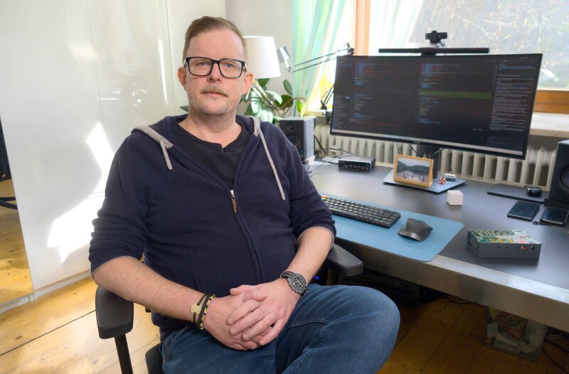 Erfinder Gabor Wraight hat ein Smart Home System für Camper entwickelt – Bild: MDR/​Gregor Simbruner