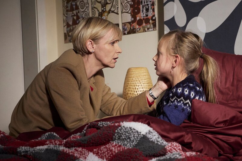 Dr. Kathrin Globisch (Andrea Kathrin Loewig, links) hatte ein ungutes Gefühl und ist nach Hause gefahren, um nach ihrer Tochter Hanna (Lana Sophie Böhm) zu sehen. Diese wird von ihrem neuen Kindermädchen Franzi betreut und schon am Vortag war Hanna etwas verstört. Als Kathrin zu Hause ankommt, findet sie Franzi bewusstlos in ihrer Küche und Hanna verängstigt in ihrem Bett. – Bild: MDR/​Saxonia Media/​Wernicke