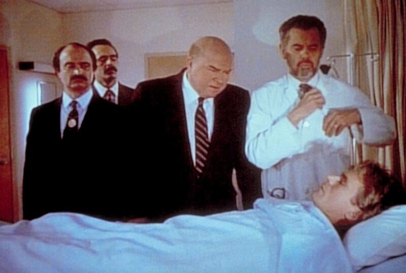 MacGyver (Richard Dean Anderson, liegend) hat einen Mann verfolgt und ist vom Dach eines Gebäudes gefallen. Er liegt im Koma … – Bild: ProSieben Media AG