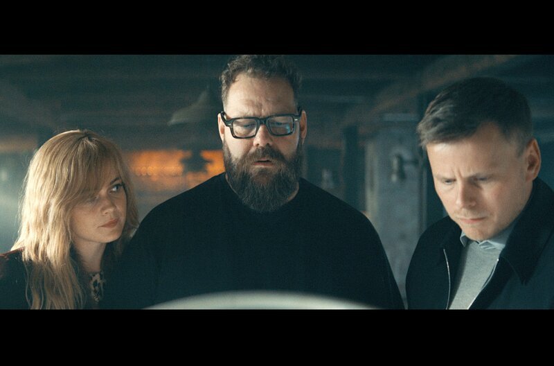 Das hat Marý (Hera Hilmar, li.) und Jónas (Ólafur Darri Ólafsson, Mi.) gerade noch gefehlt … eine Hygiene-Inspektion stellt das Restaurant auf den Kopf. – Bild: ARTE F /​ Jónatan Grétarsson