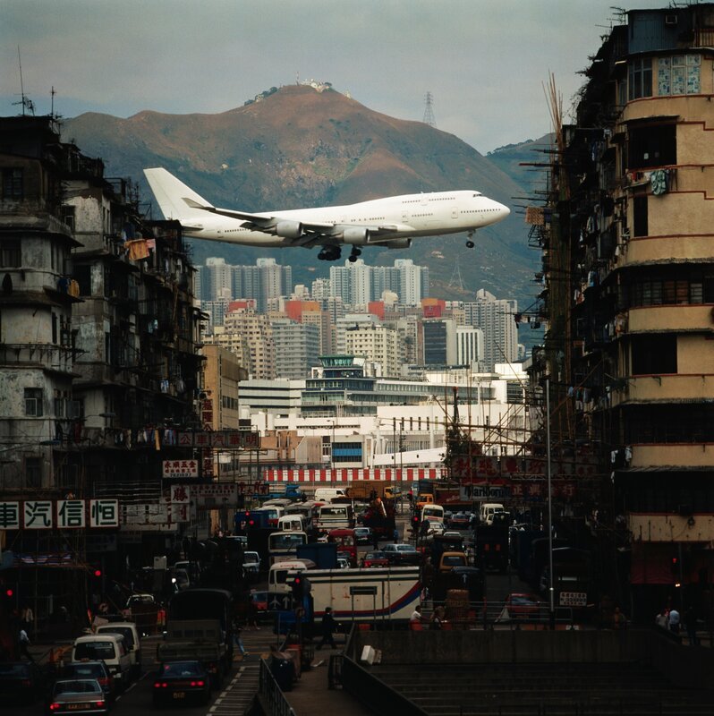 Kai Tak Airport in Hong Kong Die gefährlichsten Flughäfen und ihre berüchtigten Landebahnen weltweit. – Bild: RTL /​ Getty