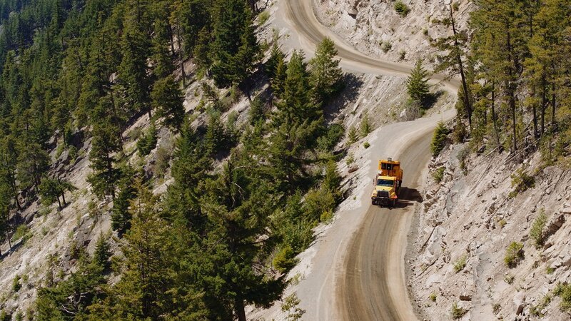 Hot Roads – Die gefährlichsten Strassen der Welt British Columbia’s Bella Coola Highway. Die Strassenwacht kontrolliert ständig den gefährlichen Heckman Pass. – Bild: SRF/​Autentic
