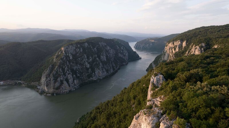 Die Schlucht des Eisernen Tors, einer der imposantesten Flussdurchbrüche Europas an der Grenze zwischen Rumänien und Serbien. – Bild: BR/​BBC Studios/​BR/​Silviu Mustatea