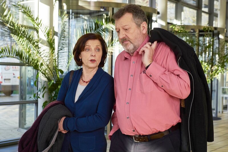 Birgit Schlüter (Irene Rindje) will eigentlich in zwei Tagen mit ihrem Freund Uwe Mann (Reinhard Scheunemann) in den Urlaub fliegen. Doch Birgit wohnt mit ihrer Schwester Ursula zusammen und hat Uwe bisher vor ihr verschwiegen, weil es Ursula nicht gut geht. Nun liegt Ursula mit einer gebrochenen Hand in der Sachsenklinik und Birgit trägt sich mit dem Gedanken den Urlaub abzusagen. Uwe liebt seine Birgit, doch die Situation wird für ihn immer schmerzlicher. – Bild: MDR/​Saxonia/​Wernicke