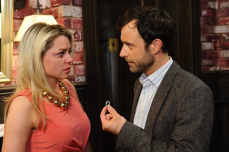 Familie Polauke hat sich das Adeligen-Spiel angenehmer vorgestellt als es nun tatsächlich ist – vor allem weil sich Hubertus Mutter Freya als äußerst scharfzüngige und hochmütige Person herausstellt. Katja (Karolina Lodyga, l.) beschließt genervt, dem Zirkus ein Ende zu machen … – Bild: SAT.1 /​ Oliver Ziebe