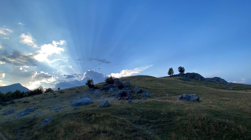 Sonnenuntergang über den albanischen Alpen. – Bild: NDR