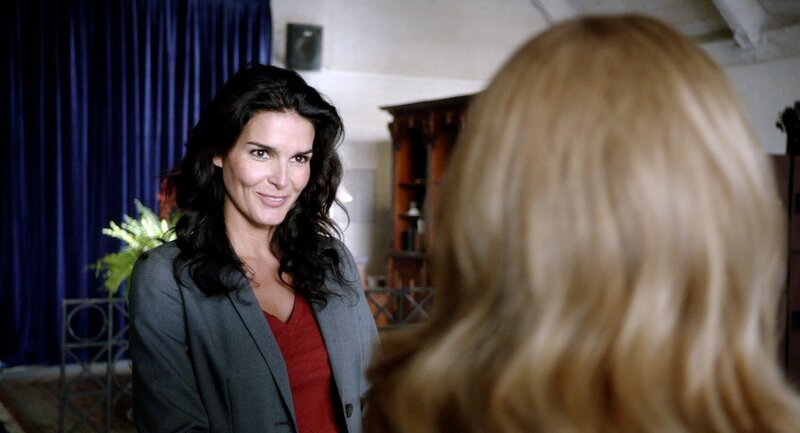Jane Rizzoli (Angie Harmon), Maura Isles (Sasha Alexander. Rückansicht) – Bild: VOX /​ Warner Bros.