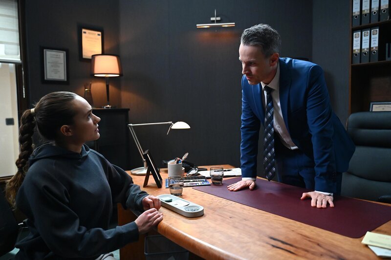 Kilians (Marc Dumitru) Verdacht erhärtet sich. Links Joana (Josephine Martz) – Bild: RTL /​ Julia Feldhagen /​ Die Last der Lüge