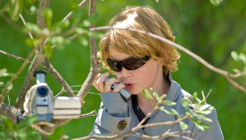 Damon (Sam Fraser), der Spion, in seinem Element: er kommt den Verdächtigen bedrohlich näher. – Bild: NDR/​Southern Star