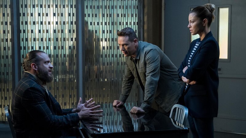 Dan Espinoza (Kevin Alejandro) und Chloe (Lauren German) im Verhör – Bild: RTL