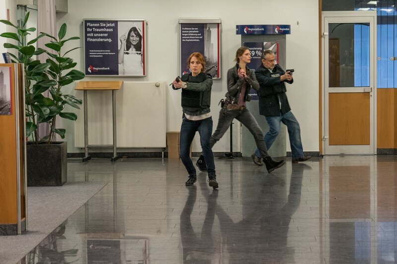 Elena (Annika Ernst), Julia Weigert (Laura Berlin), and Tremmel (Rolf Kanies) attempt to take action after Felix ‚Einstein‘ Winterberg frees all hostages except himself. – Bild: SAT.1 /​ Wolfgang Ennenbach