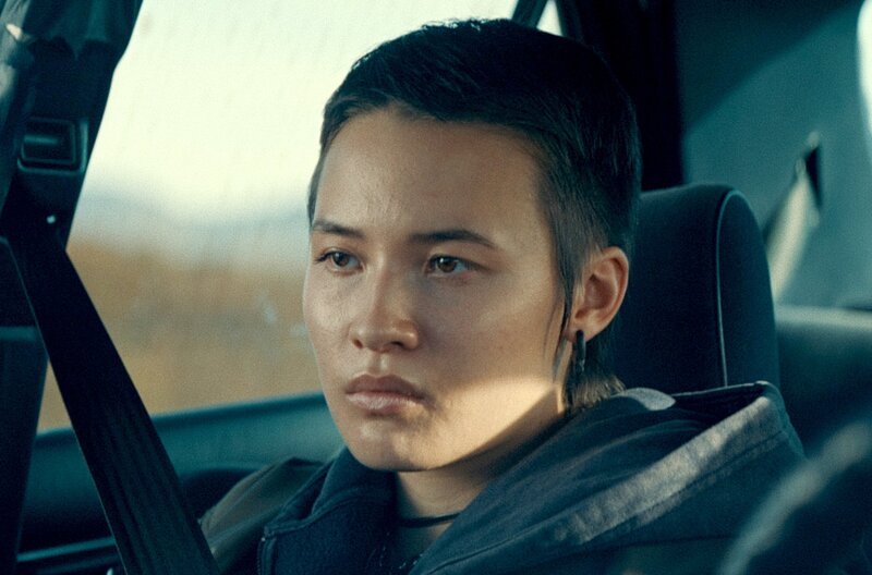 Rósa (Iðunn Ösp Hlynsdóttir) und Ellen versuchen, zusammen nach Amsterdam zu verschwinden, doch die minderjährigen Mädchen werden am Flughafen aufgehalten. – Bild: Jónatan Grétarsson