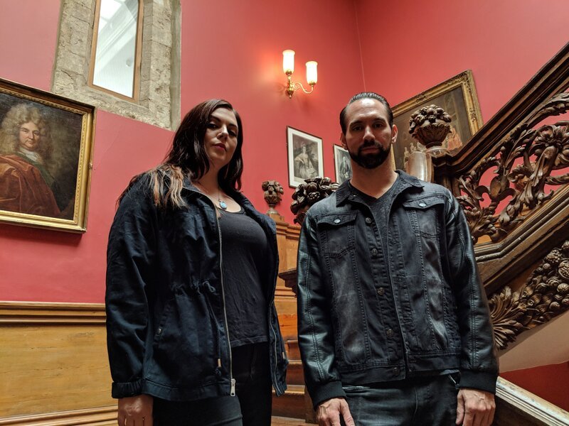 Nick Groff and Katrina Weidman at Hinchingbrooke House. – Bild: Quest Red /​ Groff Entertainment