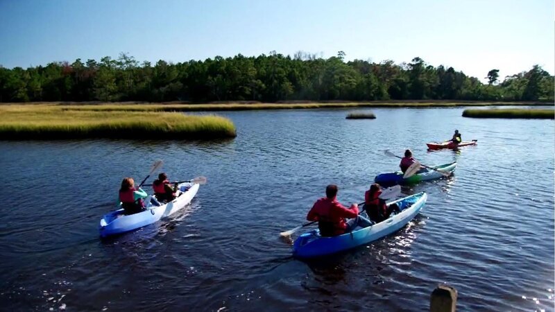 Ramon und Beth möchten ihre Heimat Wake Forest in North Carolina gegen ein entspanntes Inselleben auf der Emerald Isle eintauschen. Beide sind selbstständig mit flexiblen Jobs – deshalb steht einem Umzug auf die schöne, 46 Kilometer lange Insel mit ihren weißen Sandstränden und türkisblauem Wasser nichts entgegen. Ihre drei Kinder freuen sich schon aufs Kajakfahren, Angeln und Paddleboarding, Beth liebt die grandiosen Sonnenuntergänge. Das Traumhaus der Familie sollte direkt am Strand stehen und eine Atmosphäre ausstrahlen, die an endlose Ferien erinnert. – Bild: Tanja Bachetzky /​ HGTV