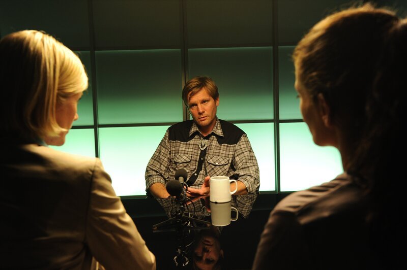 Martina Seiffert (Astrid M. Fünderich, l.) befragt zusammen mit Selma Kirsch (Yve Burbach, r.) den Grillfachmann Bastian Hölzner (Kai Ivo Baulitz, M.). Er beschuldigt seinen Chef der Tat. – Bild: ZDF/​MARKUS-FENCHEL